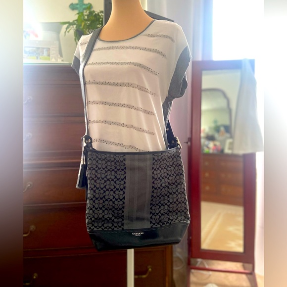 Authentic Coach. Excellent Condition! - Picture 4 of 8